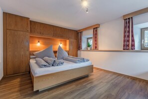 4 bedrooms, in-room safe, iron/ironing board, travel cot