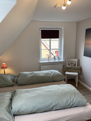 2 bedrooms, iron/ironing board, travel crib, WiFi - Near the beach, garden use, wellness shower with massage (Wrixum)