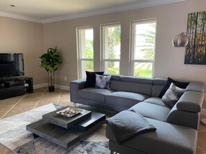 Fernseher, DVD-Player, Bücher, Stereoanlage