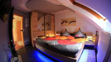 2 bedrooms, in-room safe, iron/ironing board, free WiFi