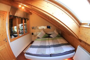 2 bedrooms, in-room safe, iron/ironing board, free WiFi