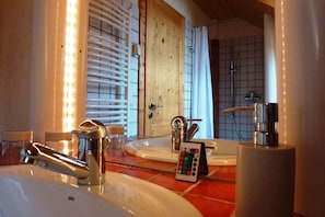 Douche, sèche-cheveux, serviettes fournies, savon