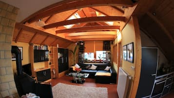Fernseher, DVD-Player, Bücher, Musikbibliothek