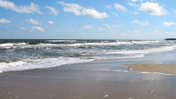 A beach with waves and a clear sky. - FH / Central to the Baltic Sea/North Sea/Denmark/Sylt/Amrum/Föhr (Stadum)