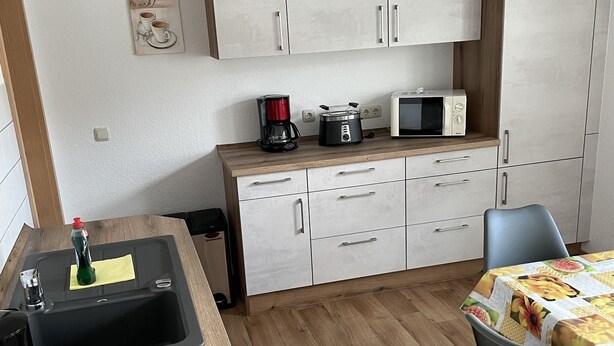 Kaffetrakter/tekoker, kjøleskap, mikrobølgeovn og kokeplater