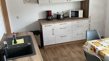 Een koelkast, een microgolfoven, een kookplaat, een vaatwasser