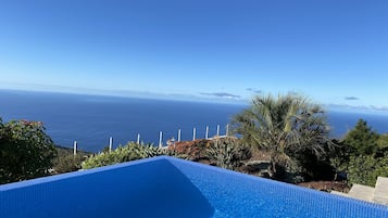 Una piscina al aire libre, una piscina climatizada
