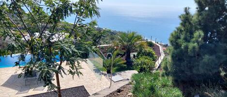 Een buitenzwembad en een verwarmd zwembad