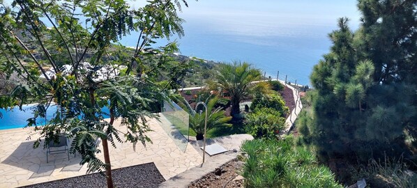 Outdoor pool, a heated pool - Casa Tabladito with heated pool and fantastic sea views. (Tijarafe)