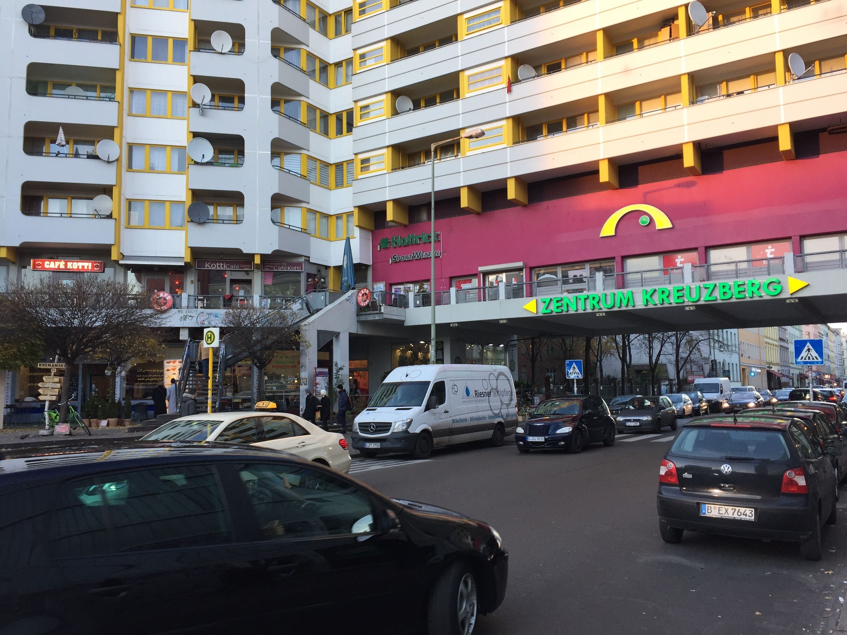 Ein mehrstöckiges Gebäude mit einem auffälligen roten und gelben Schild für 'Zentrum Kreuzberg'.