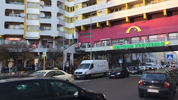 Ein mehrstöckiges Gebäude mit einem auffälligen roten und gelben Schild für 'Zentrum Kreuzberg'.