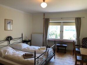 5 chambres, coffres-forts dans les chambres, fer et planche à repasser