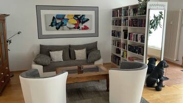 Fernseher, DVD-Player, Kinderspielzeug, Bücher