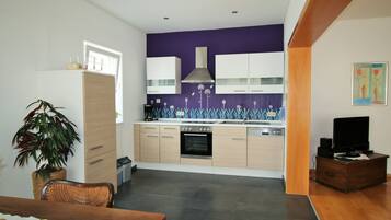 JÀÀkaappi, uuni, liesi, astianpesukone