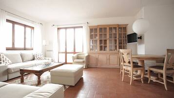 Tv, eldstad, dvd-spelare och en stereo