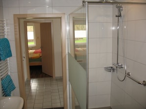 Douche, sèche-cheveux, serviettes fournies, savon