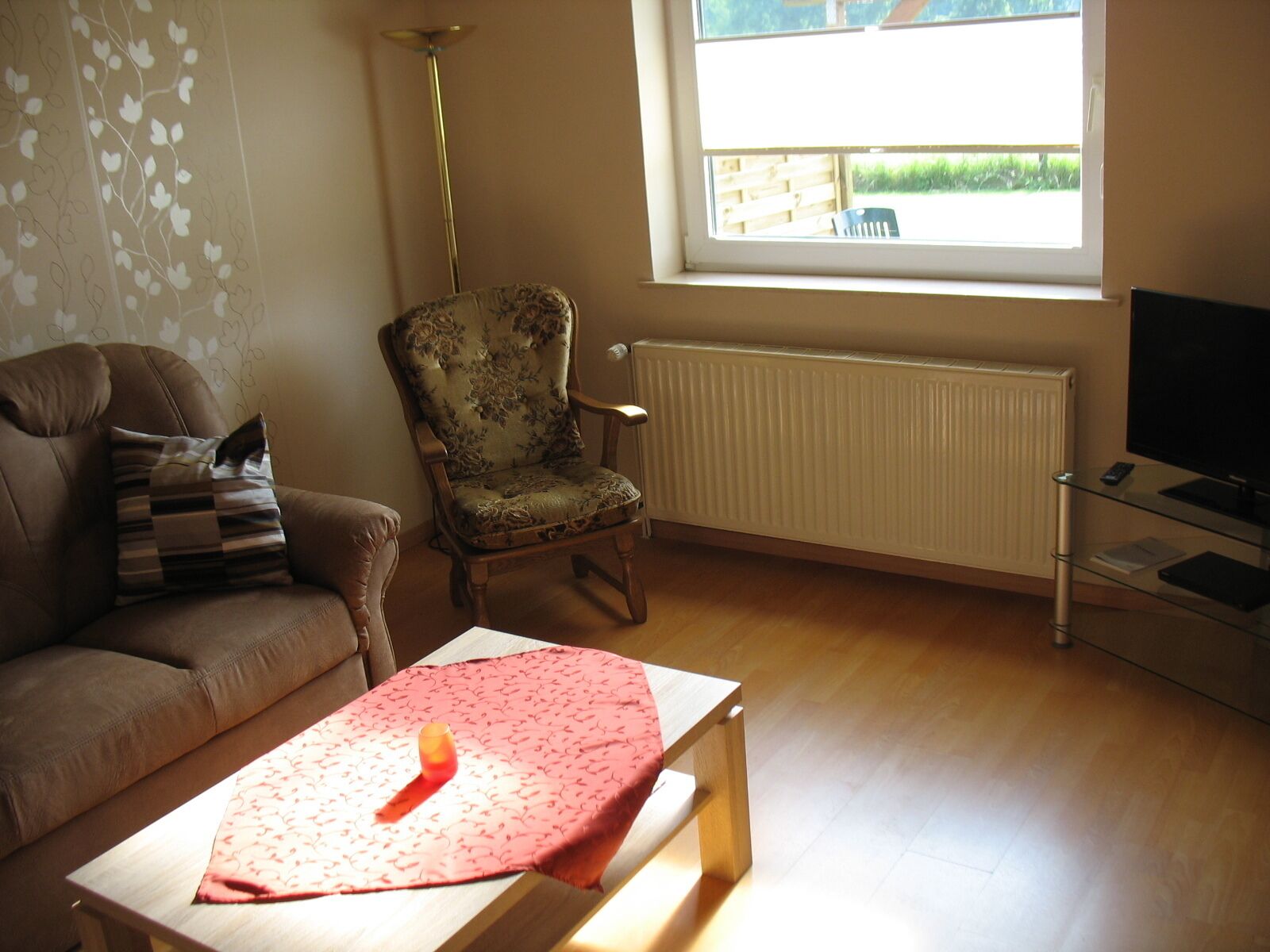 電視、DVD 播放機、乒乓球設施、書籍