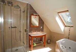 Baignoire, baignoire à remous, séchoir à cheveux, serviettes fournies