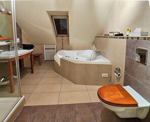 Baignoire, baignoire à remous, séchoir à cheveux, serviettes fournies