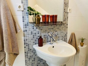 Een douche, een haardroger, handdoeken