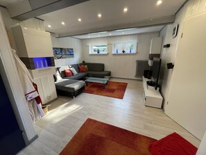 Smart TV, fireplace, DVD player, table tennis - With sauna and fireplace (Rheinboellen)