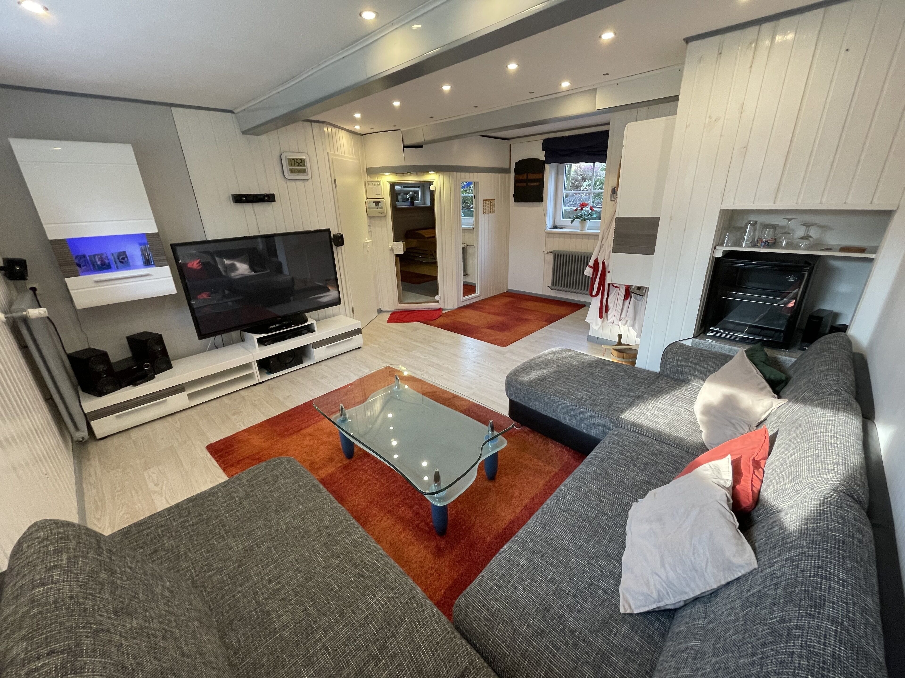 TV connectée, cheminée, lecteur de DVD, table de tennis de table