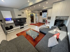 Smart TV, fireplace, DVD player, ping pong