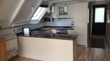 Geladeira, micro-ondas, fogão, cooktop