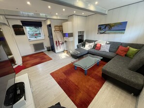 Smart TV, fireplace, DVD player, table tennis - With sauna and fireplace (Rheinboellen)