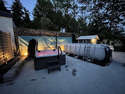 With sauna and fireplace