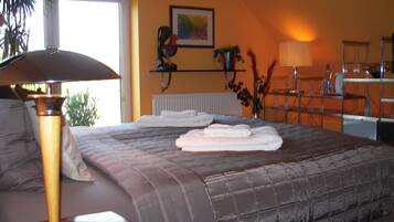 1 habitación, tabla de planchar con plancha, wifi gratis y ropa de cama