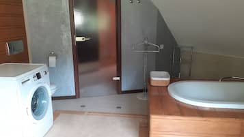 Secadora de cabello, toallas, jabón, shampoo