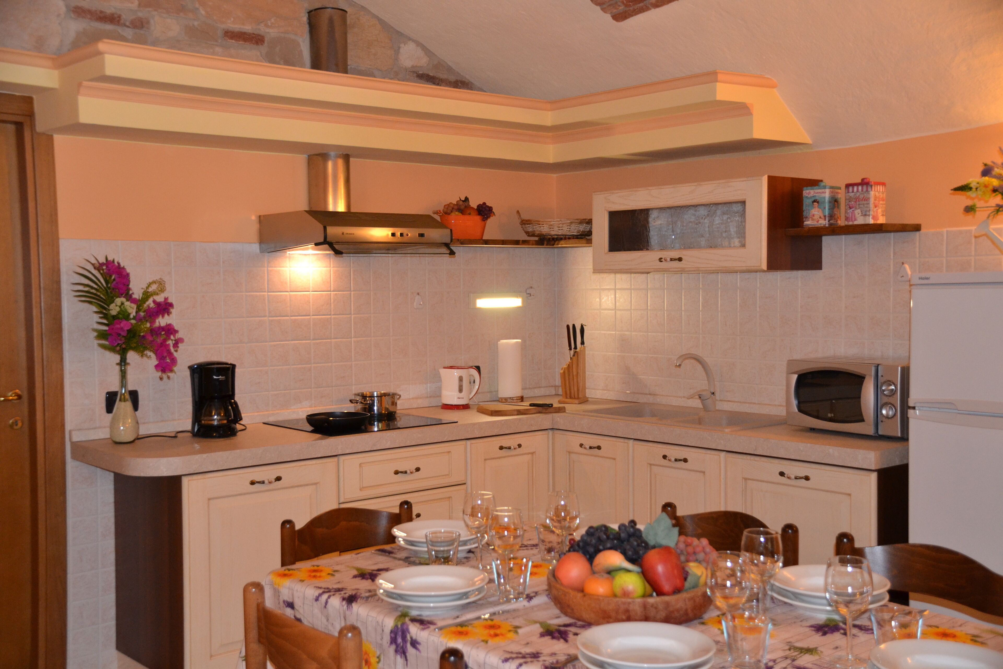 Refrigerador, microondas, parrilla de estufa y cafetera y tetera 