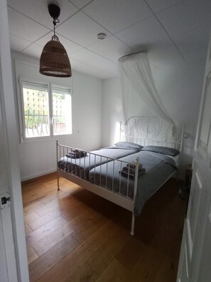 2 室のベッドルーム、WiFi (無料)、ベッドシーツ