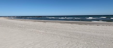 Na praia