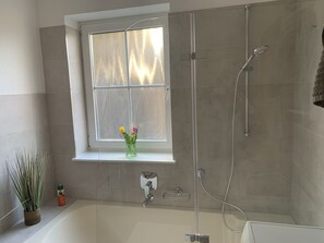 Ensemble douche/baignoire, sèche-cheveux, serviettes fournies