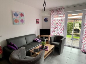 Fernseher, Kamin, DVD-Player, Bücher