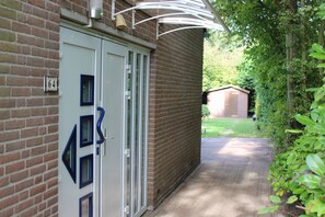 Exterior detail - Modern and high-quality vacation home with garden on the Grevelingenmeer (Bruinisse)