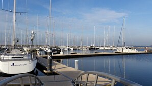 Ein Yachthafen mit mehreren Segelbooten an der Pier.