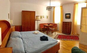 2 bedrooms, iron/ironing board, travel cot, free WiFi