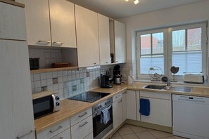Een koelkast, een microgolfoven, een oven, een kookplaat