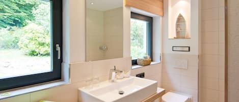 Regadera, amenidades de baño gratuitas, secadora de cabello, toallas