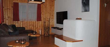 Télévision, cheminée, lecteur de DVD, jouets