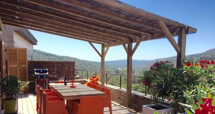 Chalet typique en pierres dotĂ© dâune grande terrasse et dâune grande piscine