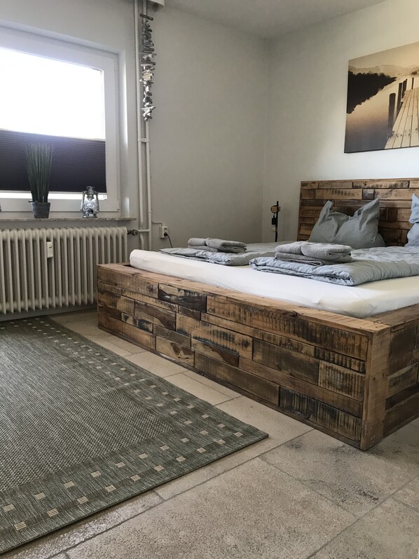 1 bedroom, travel crib, WiFi, bed sheets - Central apartment in the Bad district directly opposite the beach clinic (Sankt Peter-Ording)