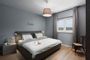 6 bedrooms, in-room safe, desk, iron/ironing board