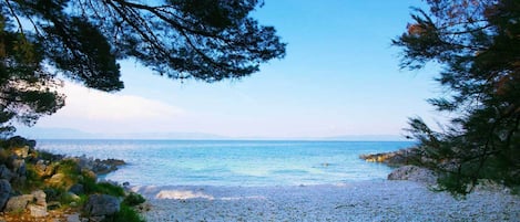 Nära stranden och solstolar