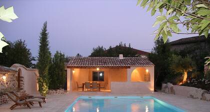 Prix spĂ©ciaux en automne! Ătablissement vinicole Ă©lĂ©gant avec une grande piscine chauffĂ©e