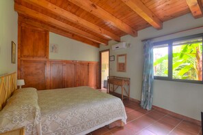 3 bedrooms, iron/ironing board, free WiFi, bed sheets