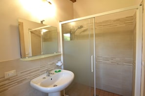 Douche, sèche-cheveux, bidet, serviettes fournies